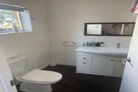 Photo of property in 2/119 Carlisle Road, Northcross, Auckland, 0632