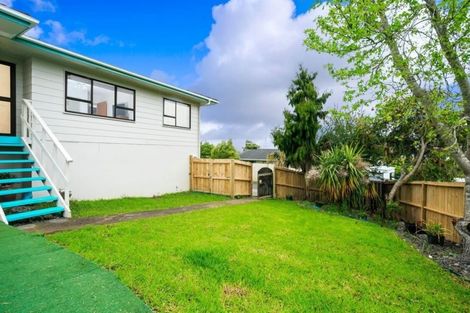 Photo of property in 1/17 Tetrarch Place, Totara Vale, Auckland, 0629