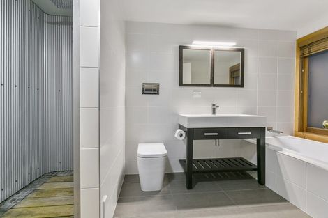 Photo of property in 2/5 Mizpah Road, Waiake, Auckland, 0630