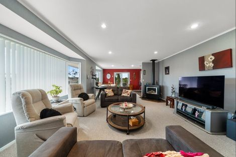 Photo of property in 33 Heta Road, Highlands Park, New Plymouth, 4312