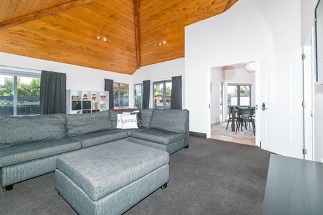 Photo of property in 2 Dallinger Street, St Andrews, Hamilton, 3200