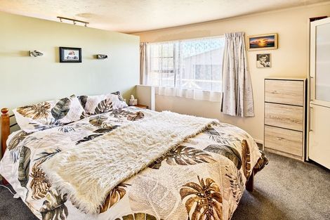 Photo of property in 6 Cleat Street, Whitby, Porirua, 5024