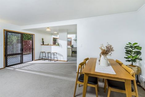 Photo of property in 1/3 Holdaway Avenue, Northcote, Auckland, 0627