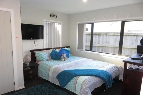 Photo of property in 32 Mervyn Kemp Drive, Tawa, Wellington, 5028