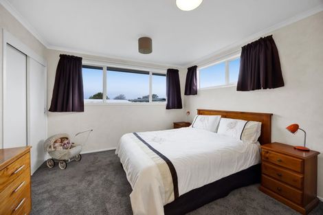 Photo of property in 21 Longview Drive, Merrilands, New Plymouth, 4312