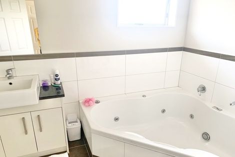 Photo of property in 13 Gordon Stanley Drive, Massey, Auckland, 0614