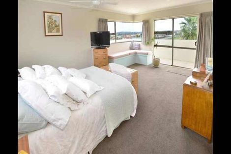 Photo of property in 25 Vermeer Place, West Harbour, Auckland, 0618