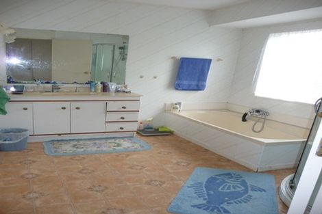 Photo of property in 2/16 Ronald Macken Place, Windsor Park, Auckland, 0632