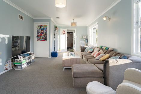 Photo of property in 2 Fitzwilliam Terrace, Tawa, Wellington, 5028