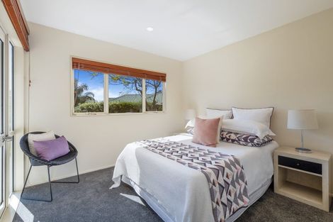 Photo of property in 2/23 Wairau Road, Forrest Hill, Auckland, 0627
