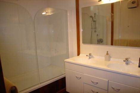 Photo of property in 82 Oriental Parade, Oriental Bay, Wellington, 6011