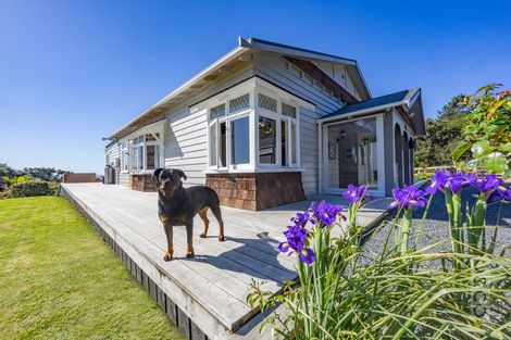 Photo of property in 10 Kaipara View Road, Helensville, 0875