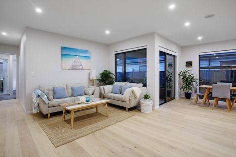 Photo of property in 12 Tarras Road, Kumeu, 0810