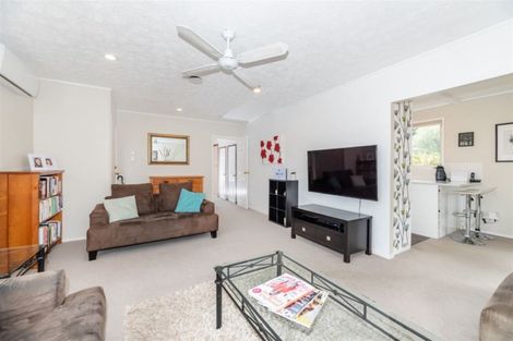 Photo of property in 47 Lantana Road, Green Bay, Auckland, 0604