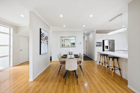 Photo of property in 111 Lake Panorama Drive, Henderson Valley, Auckland, 0612