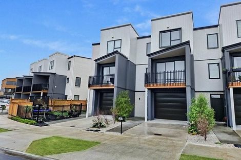 Photo of property in 10 Kuaha Road, Massey, Auckland, 0614