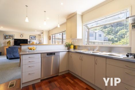 Photo of property in 16 Domett Street, Newlands, Wellington, 6037