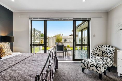 Photo of property in 3 Saint Heliers Grove, Fitzherbert, Palmerston North, 4410