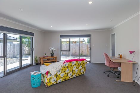 Photo of property in 30 Queenwood Road, Levin, 5510