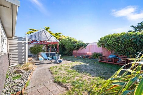 Photo of property in 27 Bond Street, Foxton Beach, Foxton, 4815