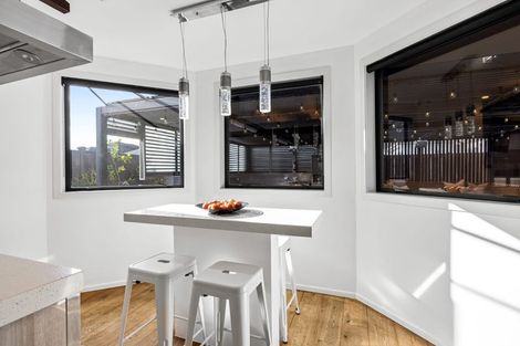 Photo of property in 14 Sir Lincoln Drive, Kumeu, 0810