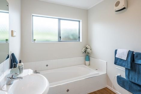 Photo of property in 105 Realm Drive, Paraparaumu, 5032