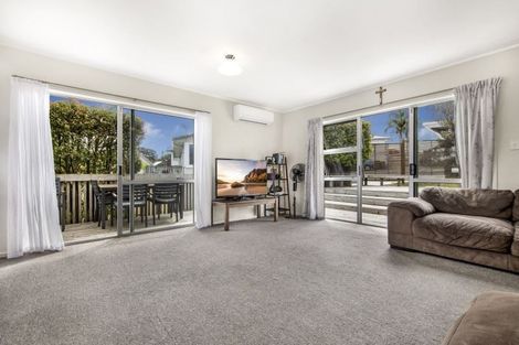Photo of property in 4/23 Luckens Road, West Harbour, Auckland, 0618