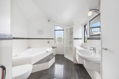 Photo of property in 2/8 Tui Glen Road, Birkenhead, Auckland, 0626