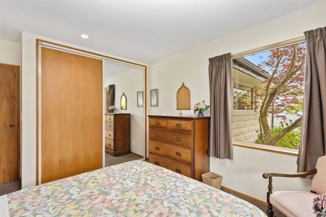 Photo of property in 33 Farnswood Place, Redwood, Christchurch, 8051