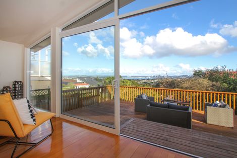 Photo of property in 99 Pupuke Road, Northcote, Auckland, 0627