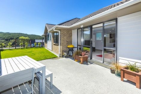 Photo of property in 6 Mcewen Crescent, Riverstone Terraces, Upper Hutt, 5018