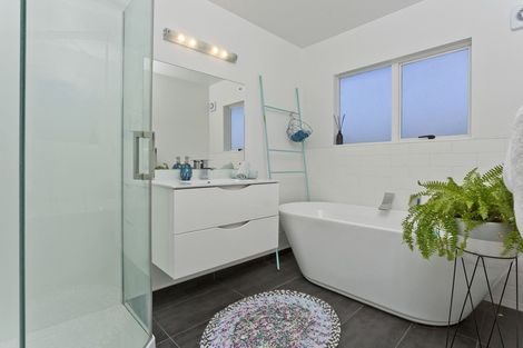 Photo of property in 2/16 Redwing Street, Browns Bay, Auckland, 0630