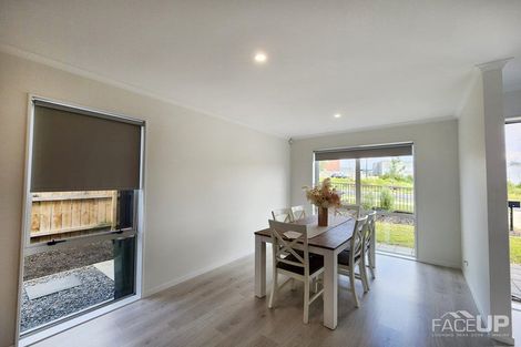 Photo of property in 2 Waimoana Close, Massey, Auckland, 0614