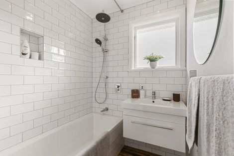 Photo of property in 49 Cotswold Crescent, Newlands, Wellington, 6037