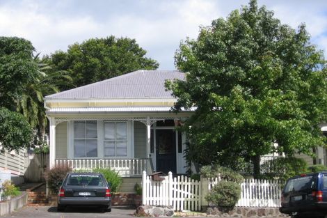 Photo of property in 7 Shoal Bay Road, Devonport, Auckland, 0624