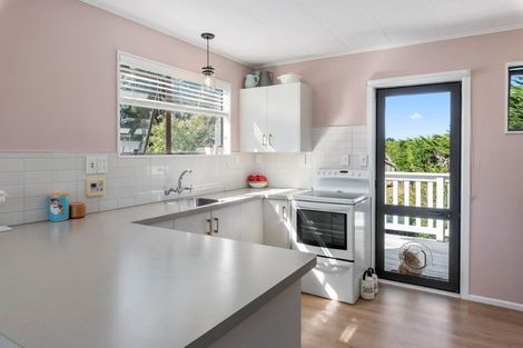 Photo of property in 27 Hemara Street, Waikanae Beach, Waikanae, 5036