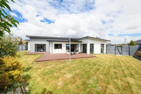 Photo of property in 32 Dogwood Way, Milson, Palmerston North, 4414