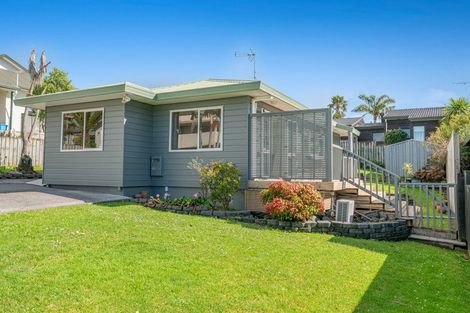 Photo of property in 2/45 Unsworth Drive, Unsworth Heights, Auckland, 0632