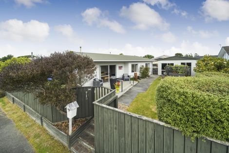 Photo of property in 17 Cargill Grove, Kelvin Grove, Palmerston North, 4414