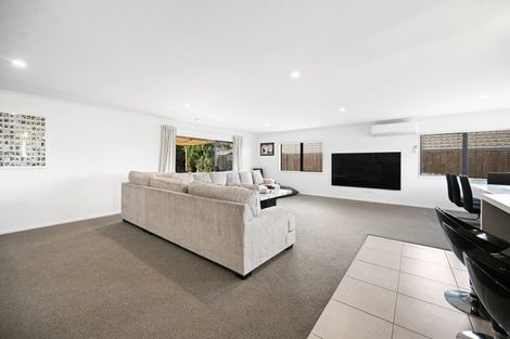 Photo of property in 56 Farnborough Drive, Grandview Heights, Hamilton, 3200