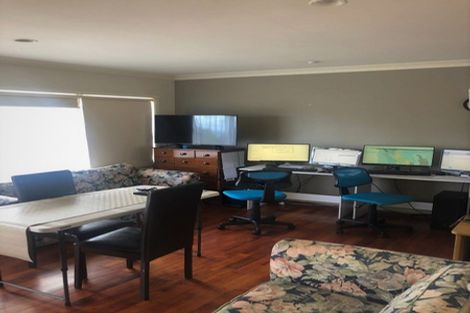 Photo of property in 2/174 East Coast Road, Forrest Hill, Auckland, 0620