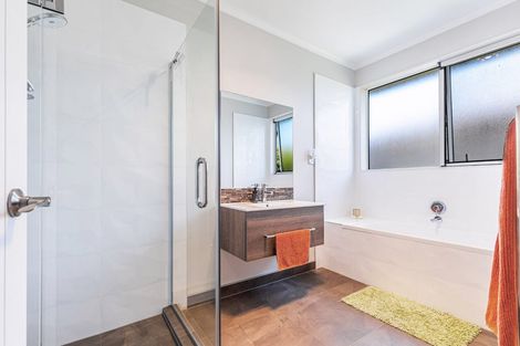 Photo of property in 17 Larmer Drive, Kumeu, 0810