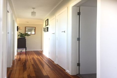 Photo of property in 49 Cotswold Crescent, Newlands, Wellington, 6037