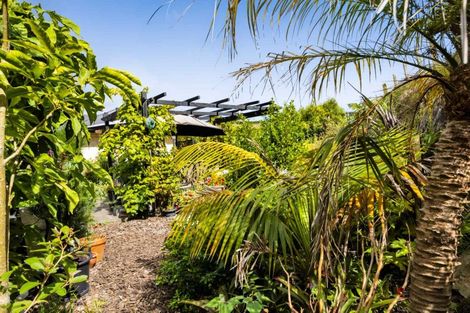 Photo of property in 2 Te Ara Karoiroa Road, Hurford, New Plymouth, 4374