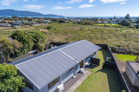 Photo of property in 65 Queens Road, Waikanae Beach, Waikanae, 5036