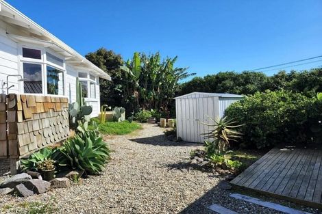 Photo of property in 20 Mcfarlane Street, Oakura, 4314