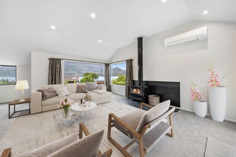 Photo of property in 83 Cedar Drive, Kelvin Heights, Queenstown, 9300