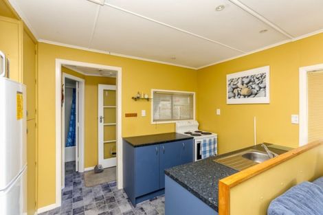 Photo of property in 70 Sixth Avenue, Urenui, 4377