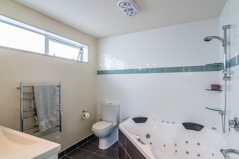 Photo of property in 32 Kapanui Road, Waikanae, 5036