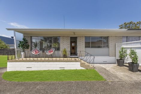 Photo of property in 2/25 Pinedale Place, Henderson, Auckland, 0610